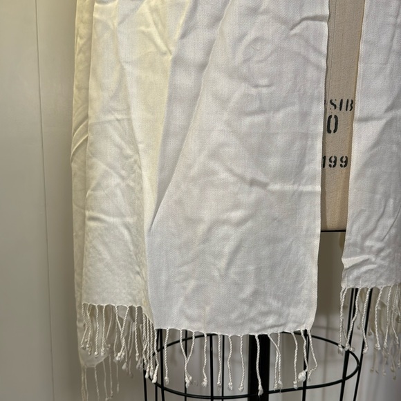 Ivory scarf / shawl with fringe - Picture 2 of 4